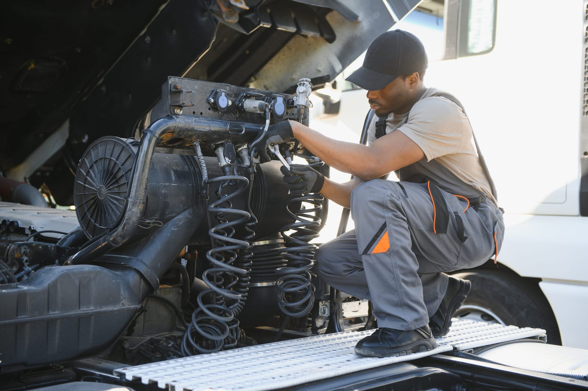 Professional,Truck,Mechanic,Working,In,Vehicle,Repair,Service.