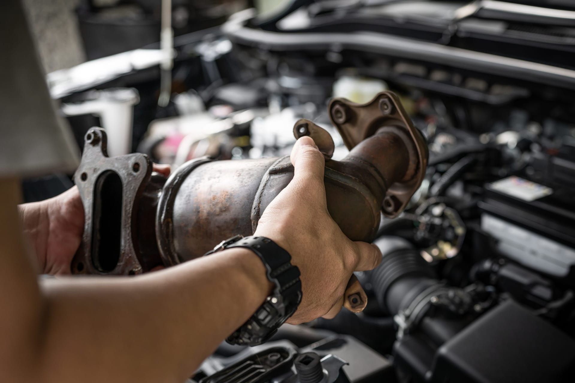 Close,Up,Old,Catalytic,Converter,In,Hand,Car,Service,Man